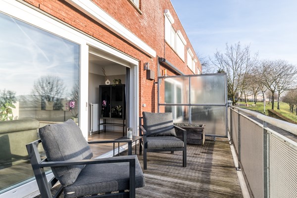 Foto - Te koop: Moderne instapklare drive-inwoning met garage, 3 slaapkamers, balkon met prachtig uitzicht en geheel bestraatte onderhoudsvriendelijke tuin met tuinkamer gelegen aan de rand van Heerlen.